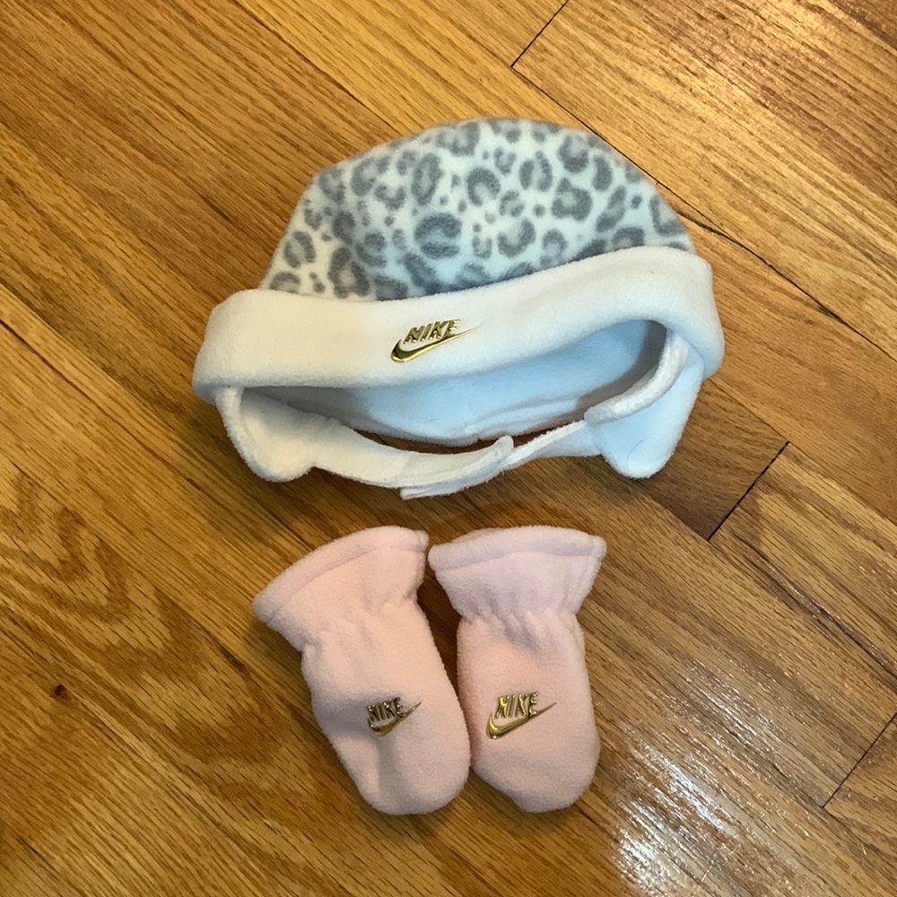 Animal print infant NIKE hat and glove set